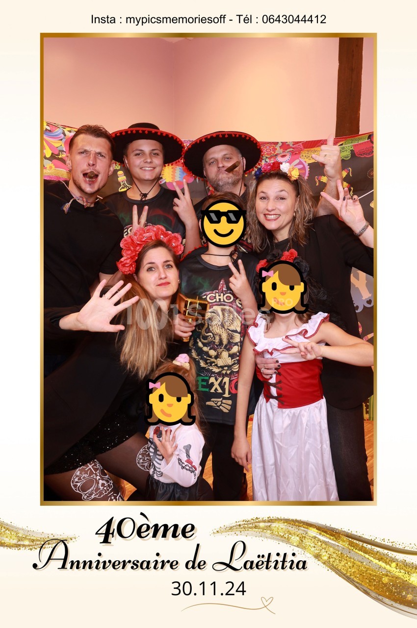 Un groupe de personnes déguisées posant joyeusement devant un décor festif pour un anniversaire.