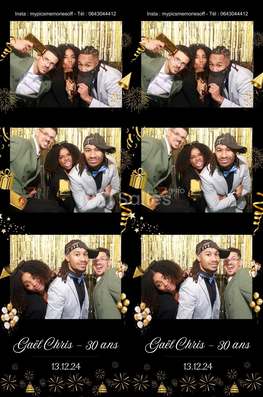 Quatre photos de trois personnes souriantes posant devant un fond doré avec des décorations festives.