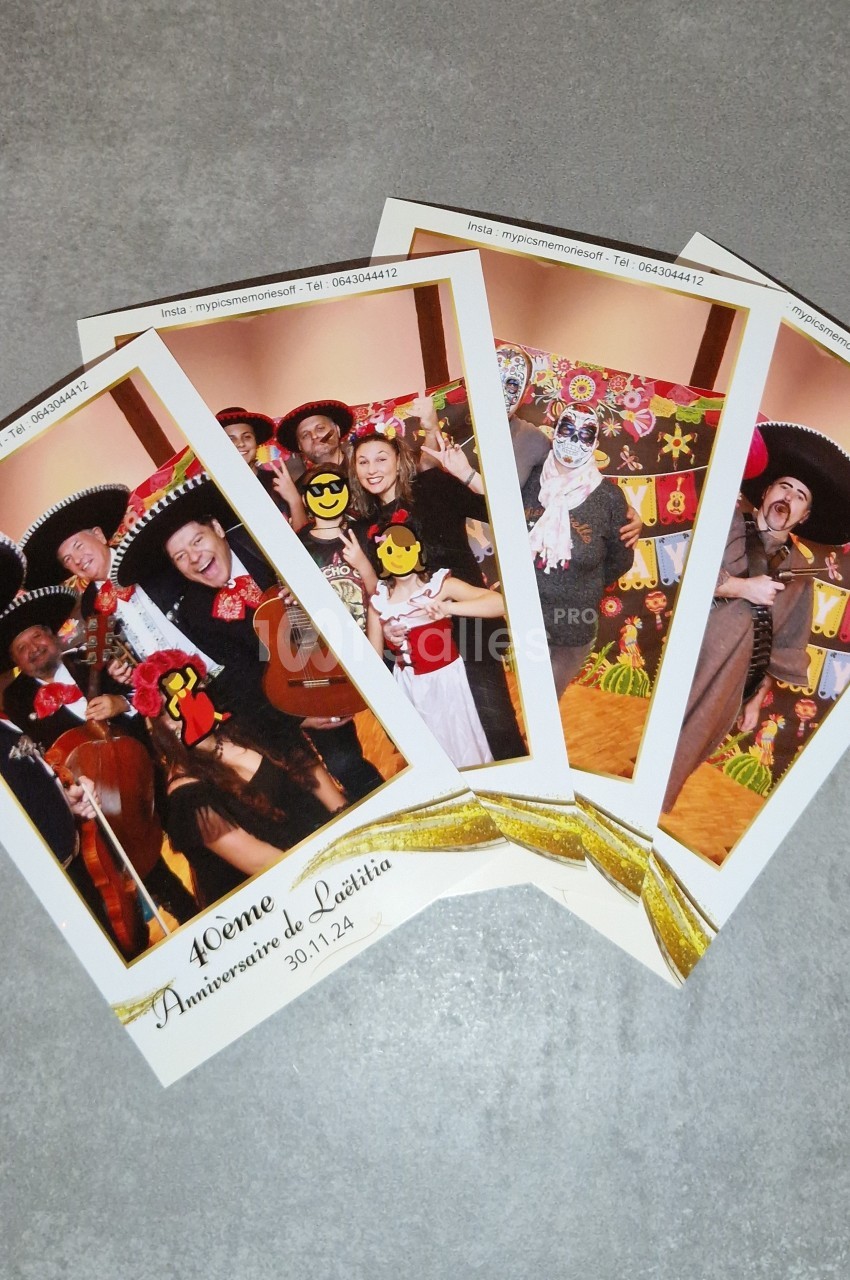 Quatre photos imprimées d'une fête avec des personnes en costumes traditionnels mexicains et des décorations colorées.