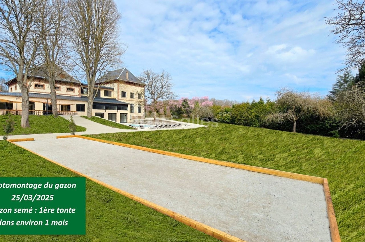 Photomontage d'un jardin avec pelouse en cours de pousse, allée centrale en gravier et maison en arrière-plan.