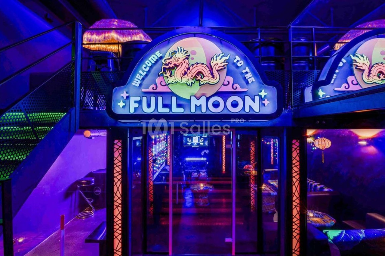 Entrée d'un bar ou club aux néons violets et bleus, avec enseigne lumineuse ’Full Moon’ décorée d'un dragon.