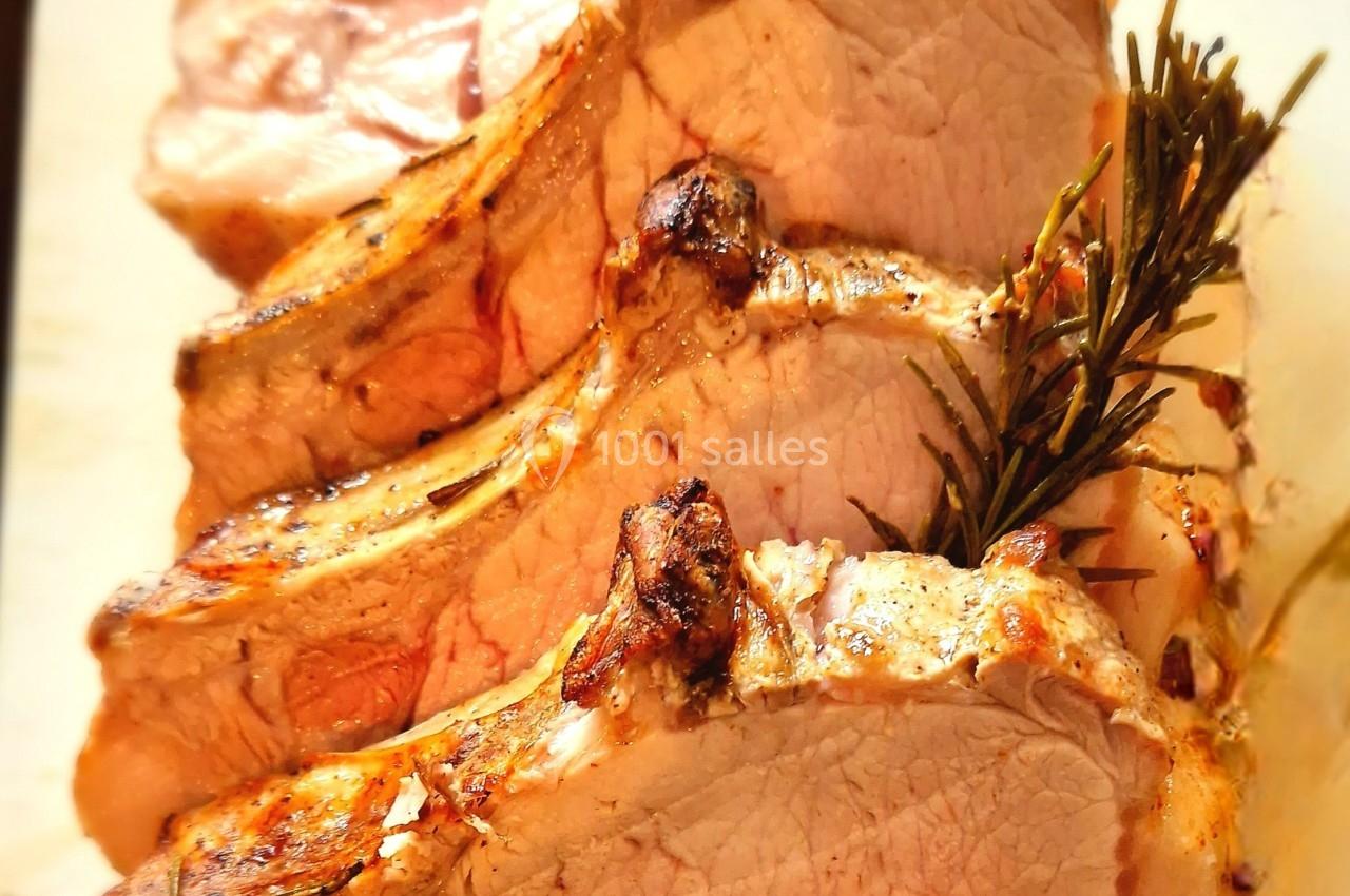 Tranches de rôti de porc juteux, dorées au four, garnies de brins de romarin.