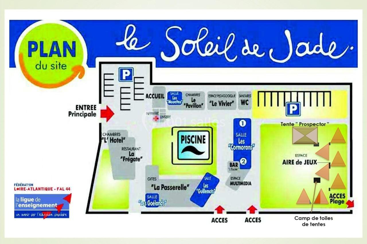 Plan du camping ’Le Soleil de Jade’ avec emplacements, installations, piscine, aire de jeux et accès principaux.