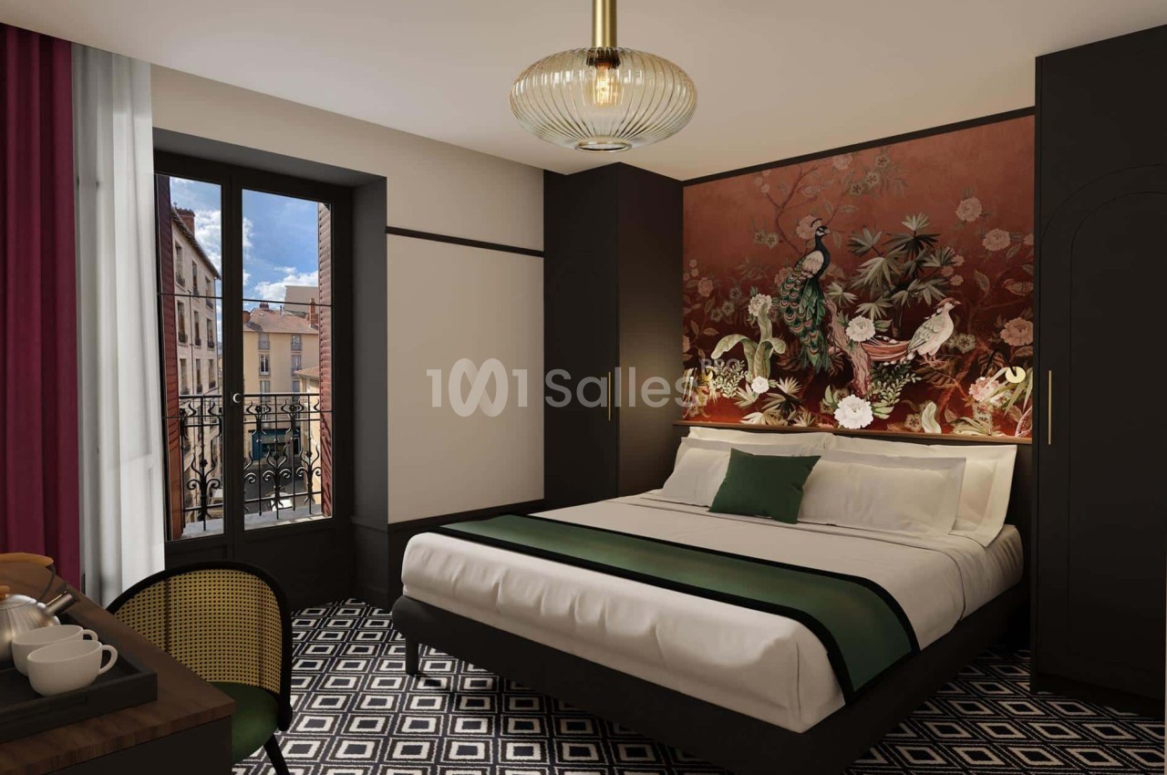 Chambre élégante avec lit double, tête de lit ornée d'une fresque colorée, fenêtre donnant sur des bâtiments urbains.