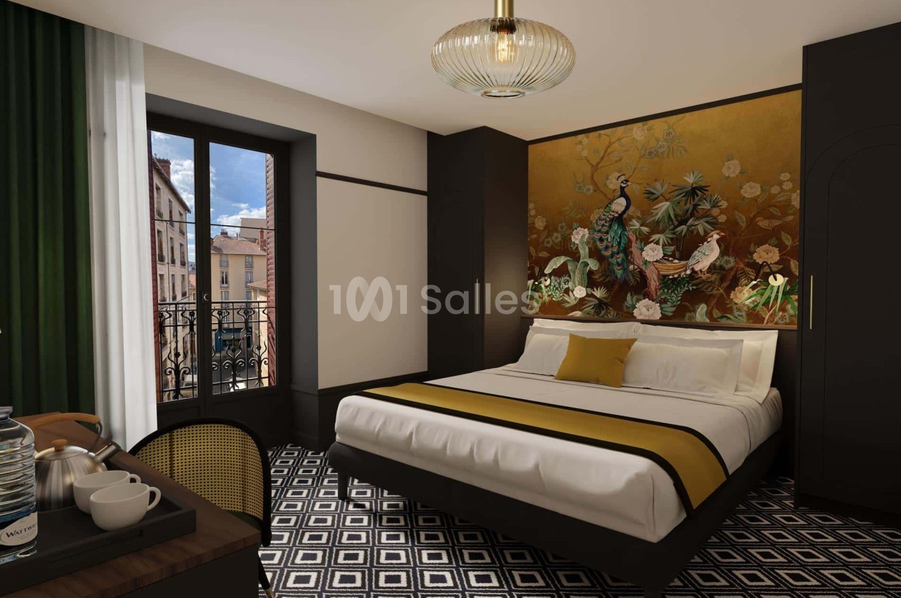 Chambre élégante avec lit double, tête de lit ornée d'un motif exotique, fenêtre donnant sur des bâtiments urbains.