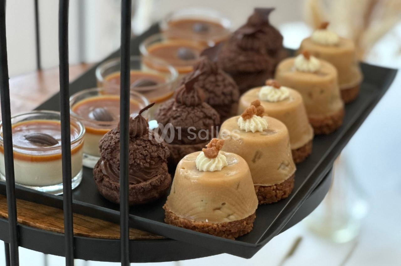 Plateau de desserts variés comprenant des entremets au caramel, choux au chocolat et verrines de panna cotta.