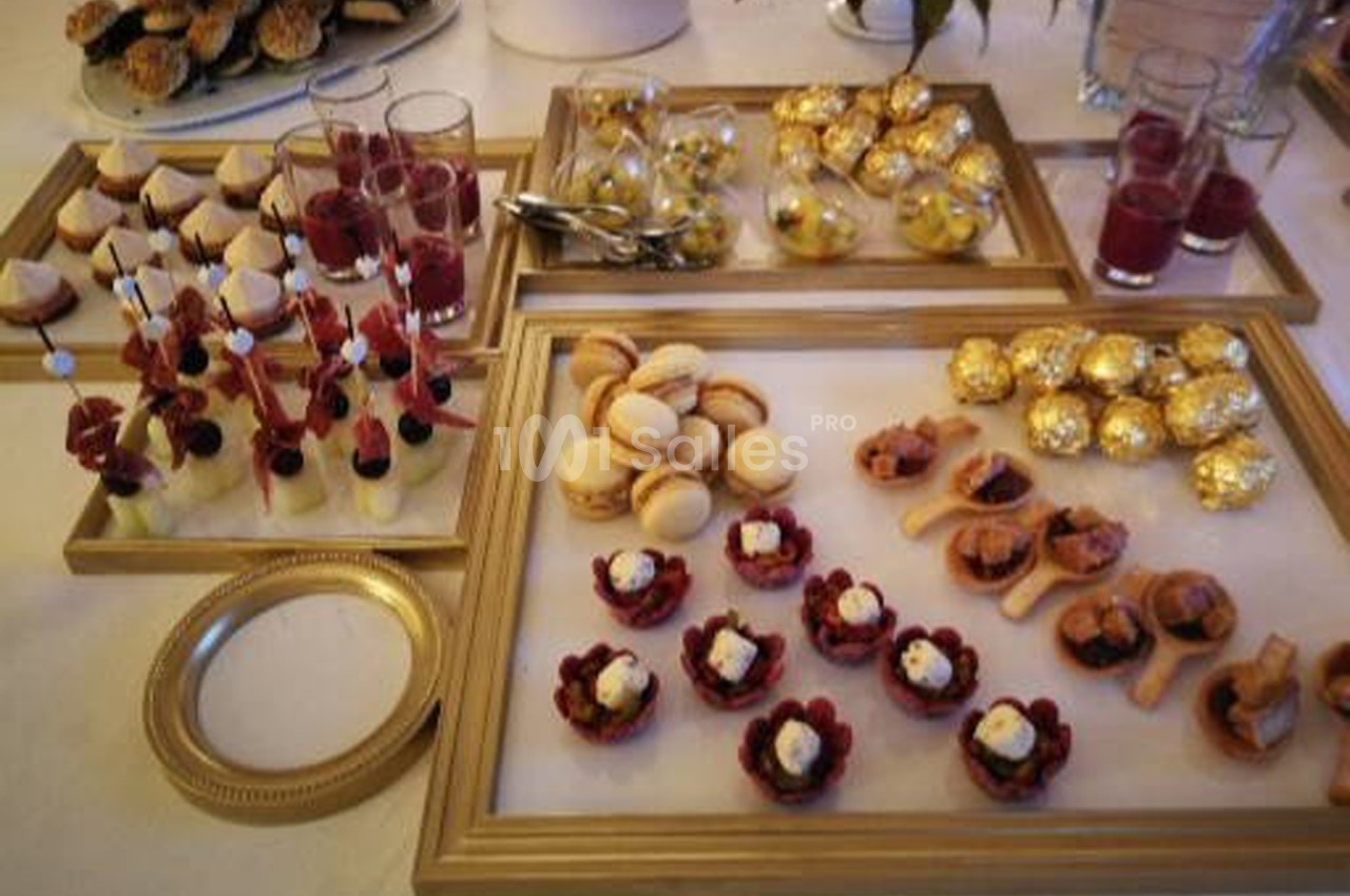 Plateau de desserts variés comprenant macarons, verrines, brochettes sucrées et bouchées gourmandes.