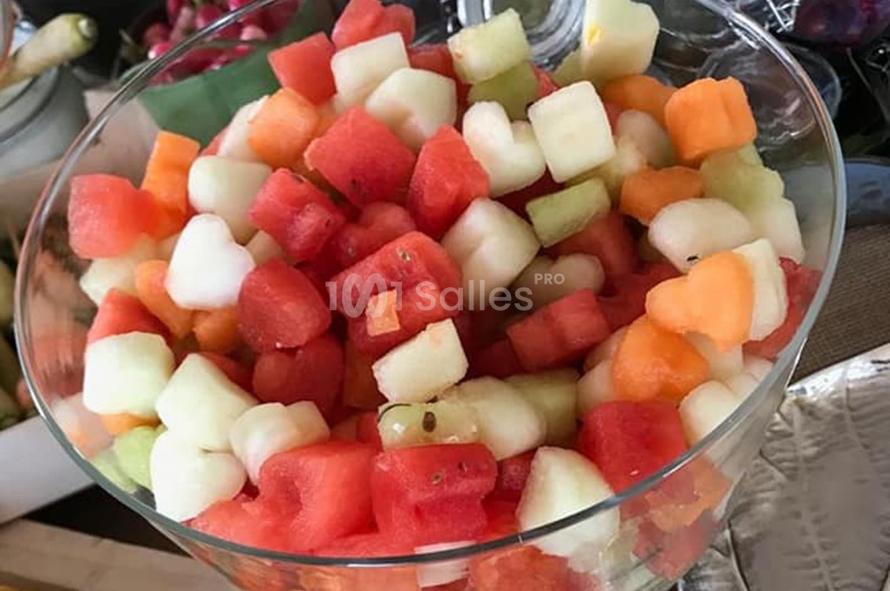 Mélange de dés de pastèque, melon et melon miel dans un saladier en verre.