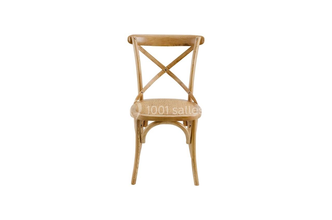 Chaise en bois clair avec dossier croisé et assise en rotin, vue de face sur fond blanc.