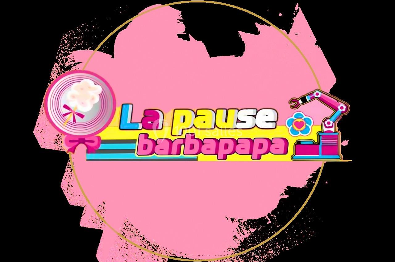 Logo coloré avec texte ’La pause barbapapa’, une machine à barbe à papa et des éléments graphiques roses et jaunes.