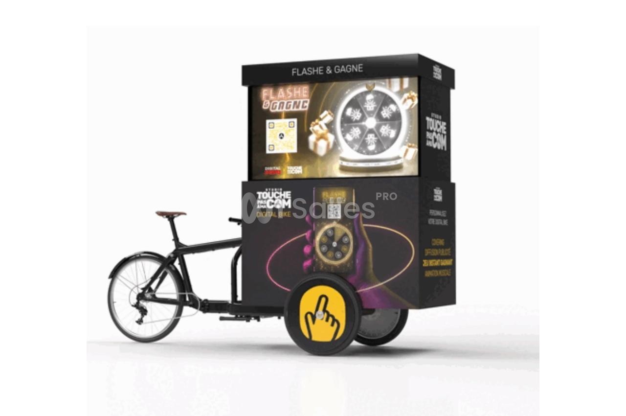 Vélo cargo équipé d'un stand publicitaire avec écran numérique et visuels promotionnels lumineux.
