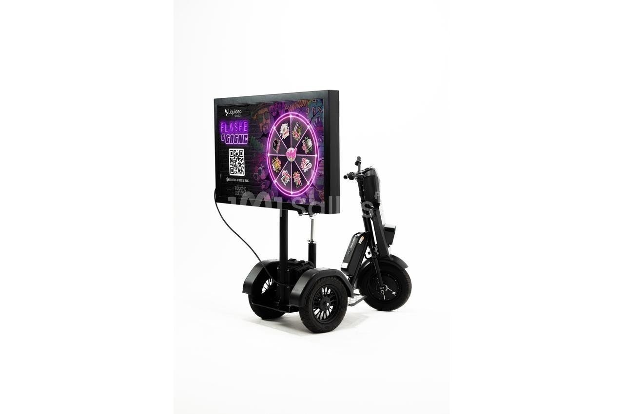Trottinette électrique équipée d'un écran numérique affichant une roue de loterie avec un QR code.