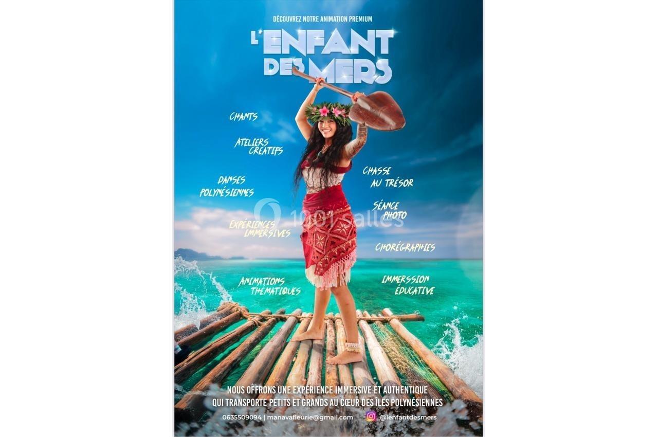 Une femme en tenue traditionnelle polynésienne pose sur un radeau en mer, entourée de textes décrivant des activités.