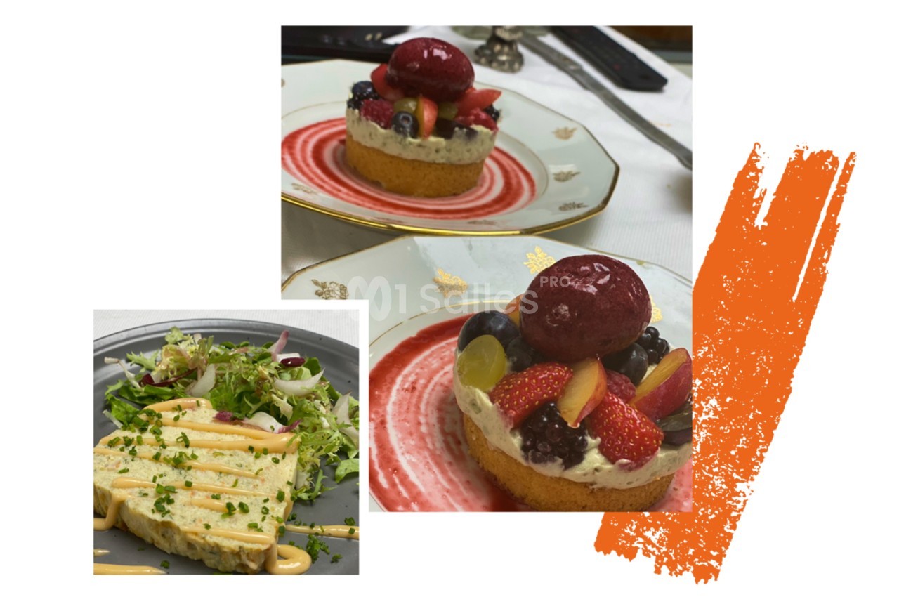 Assiette de dessert avec tartelette aux fruits rouges et plat de terrine accompagné de salade verte.