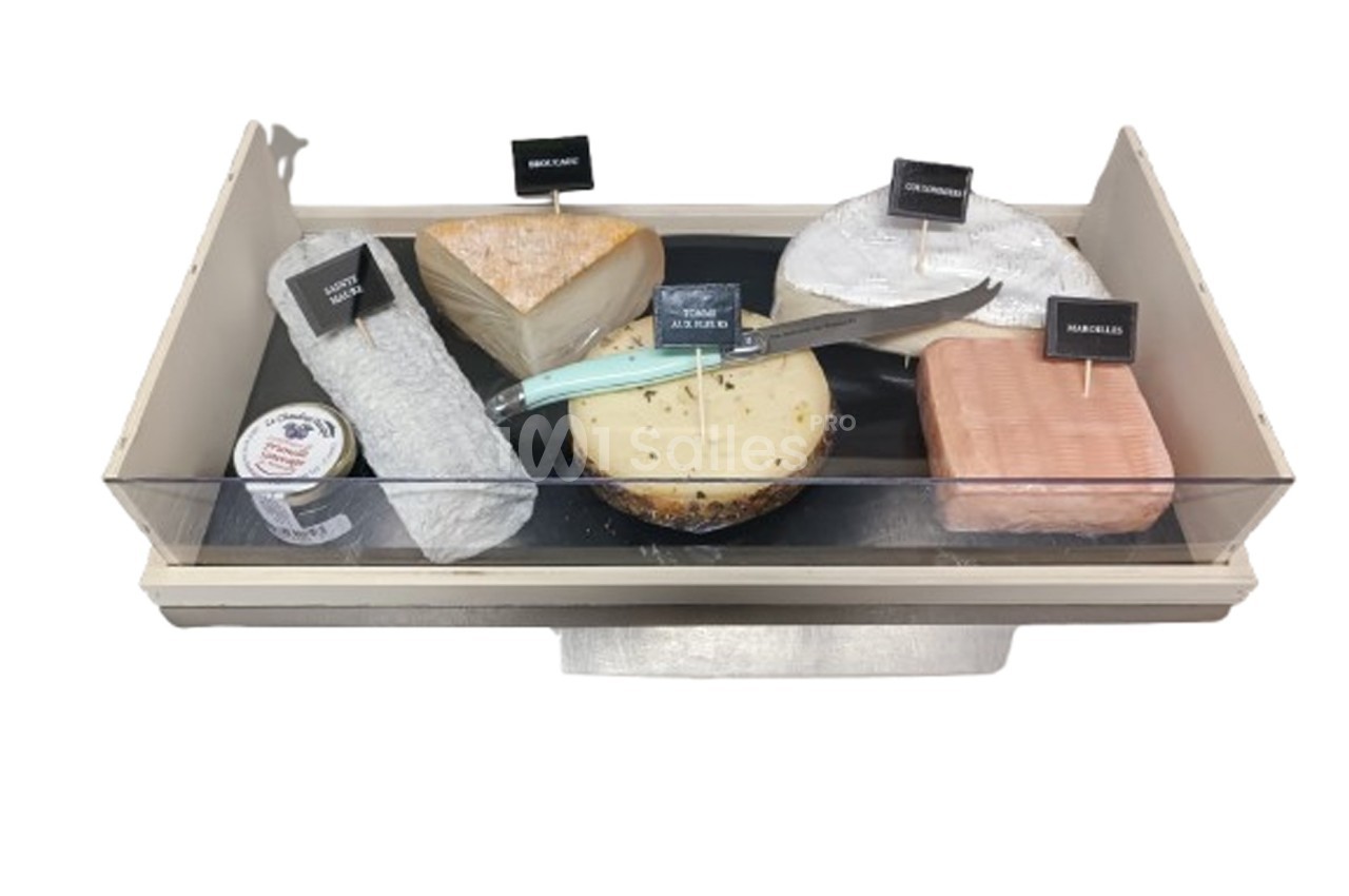 Plateau de fromages variés avec étiquettes, comprenant une sélection de fromages à pâte dure et molle.