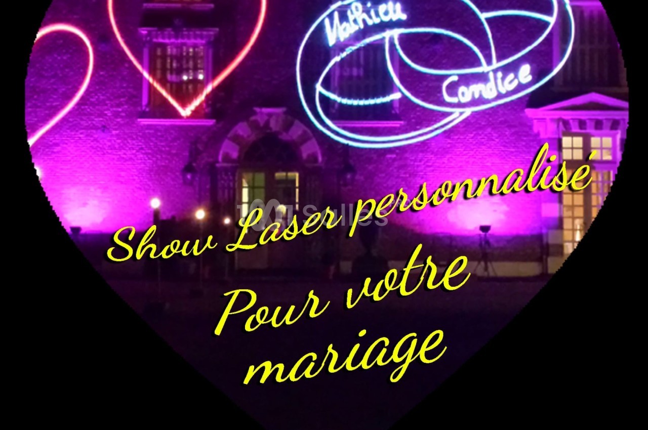 Projection laser personnalisée avec des cœurs et des prénoms sur une façade illuminée pour un mariage.