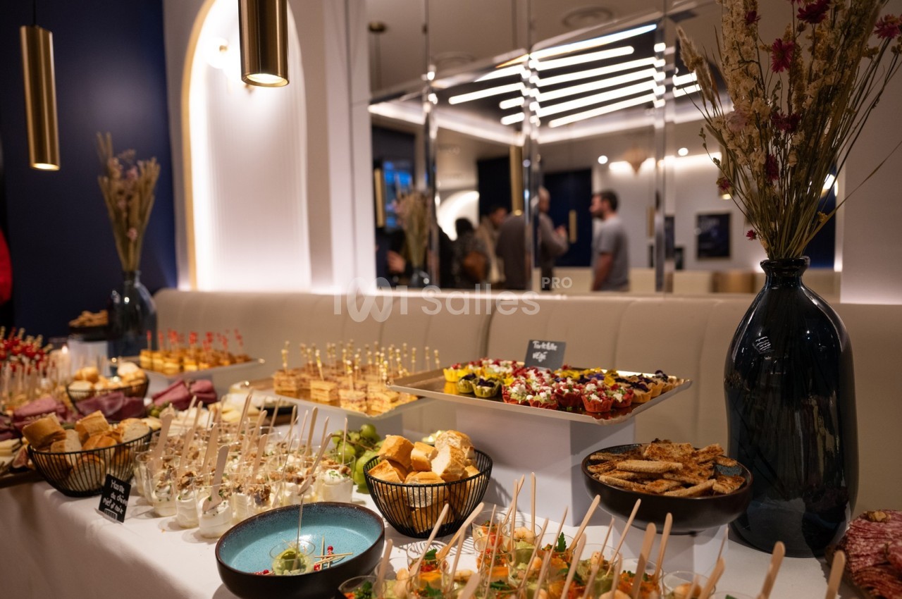 Buffet varié avec plats salés et sucrés présentés dans un cadre moderne et élégant.