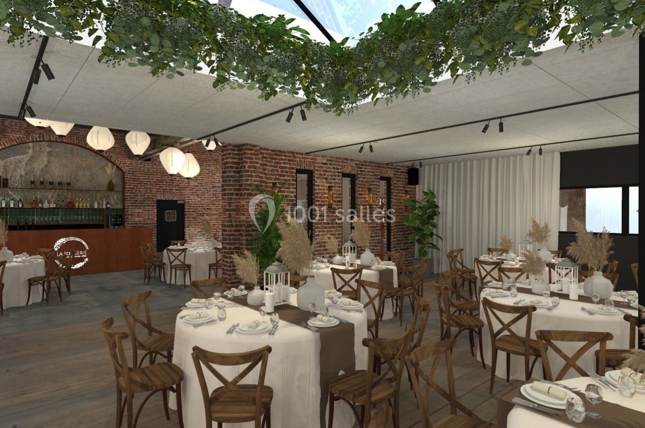 Salle de réception lumineuse avec tables rondes dressées, chaises en bois, murs en briques et plafond décoré de verdure.