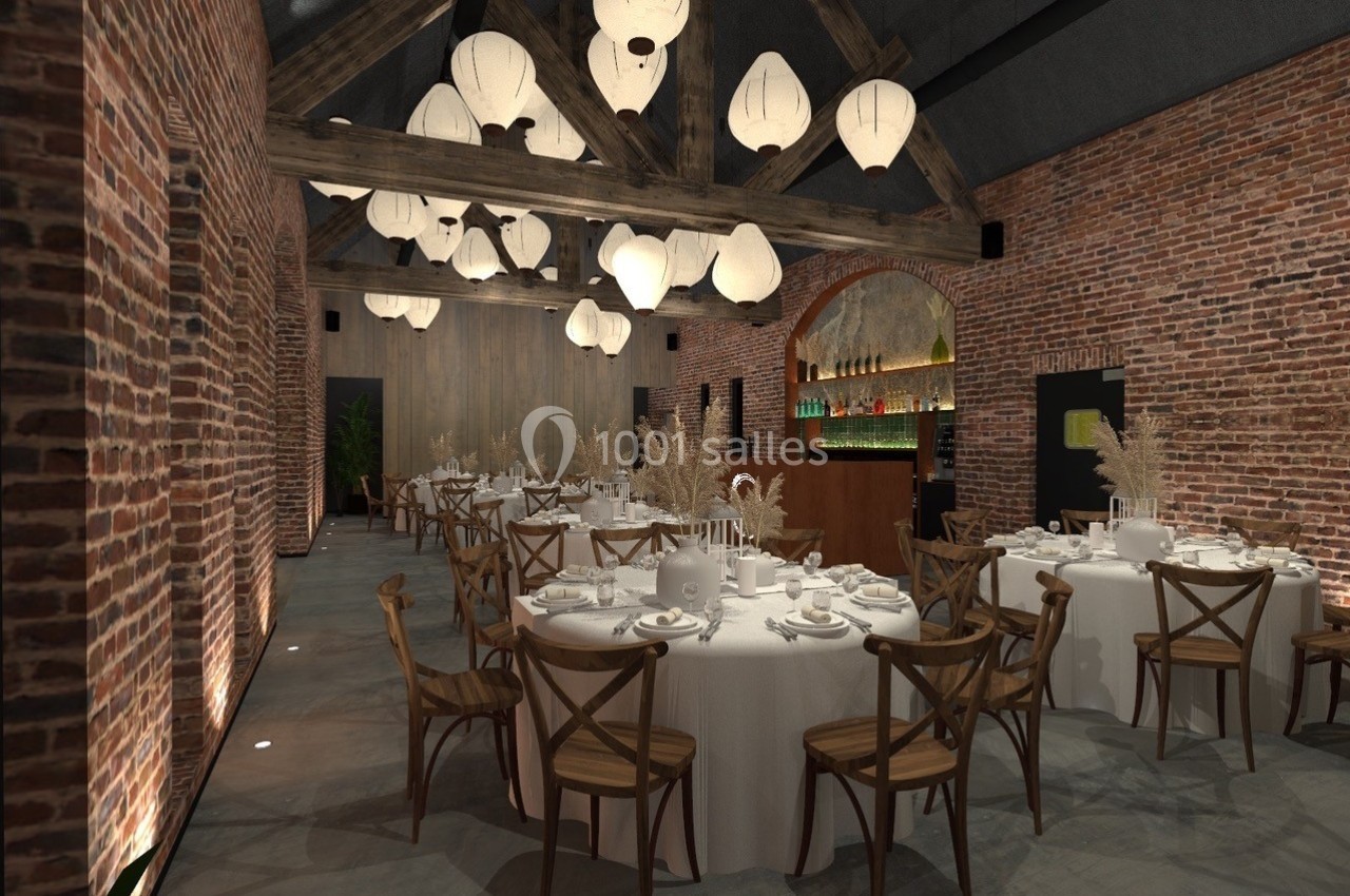 Salle de réception avec murs en briques, tables rondes dressées et luminaires suspendus en forme de lanternes.