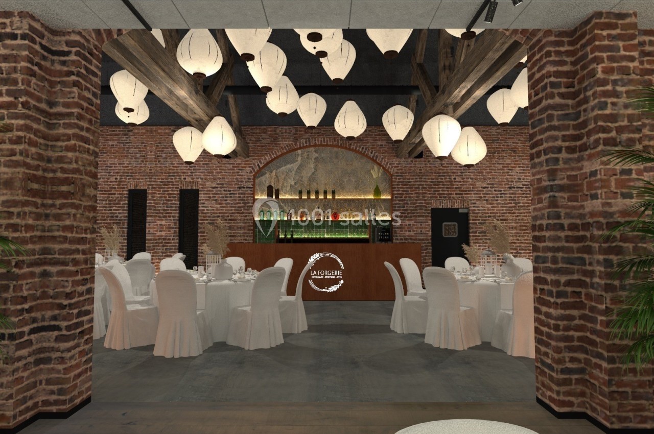Salle de réception avec murs en briques, tables rondes dressées et bar éclairé en arrière-plan.
