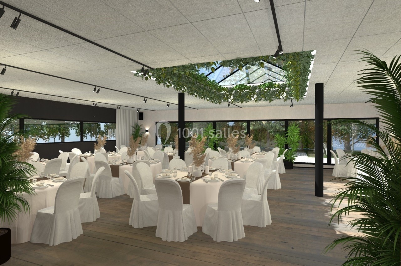 Salle de réception lumineuse avec tables rondes dressées, chaises blanches et plafond végétalisé sous une verrière.