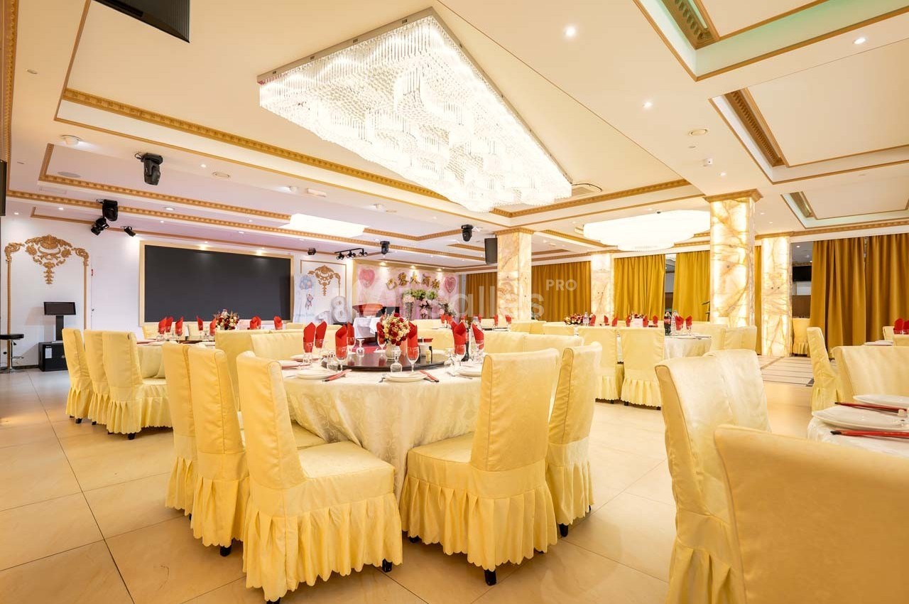 Salle de réception élégante avec tables rondes dressées, nappes et chaises jaunes, décorations raffinées et éclairage…