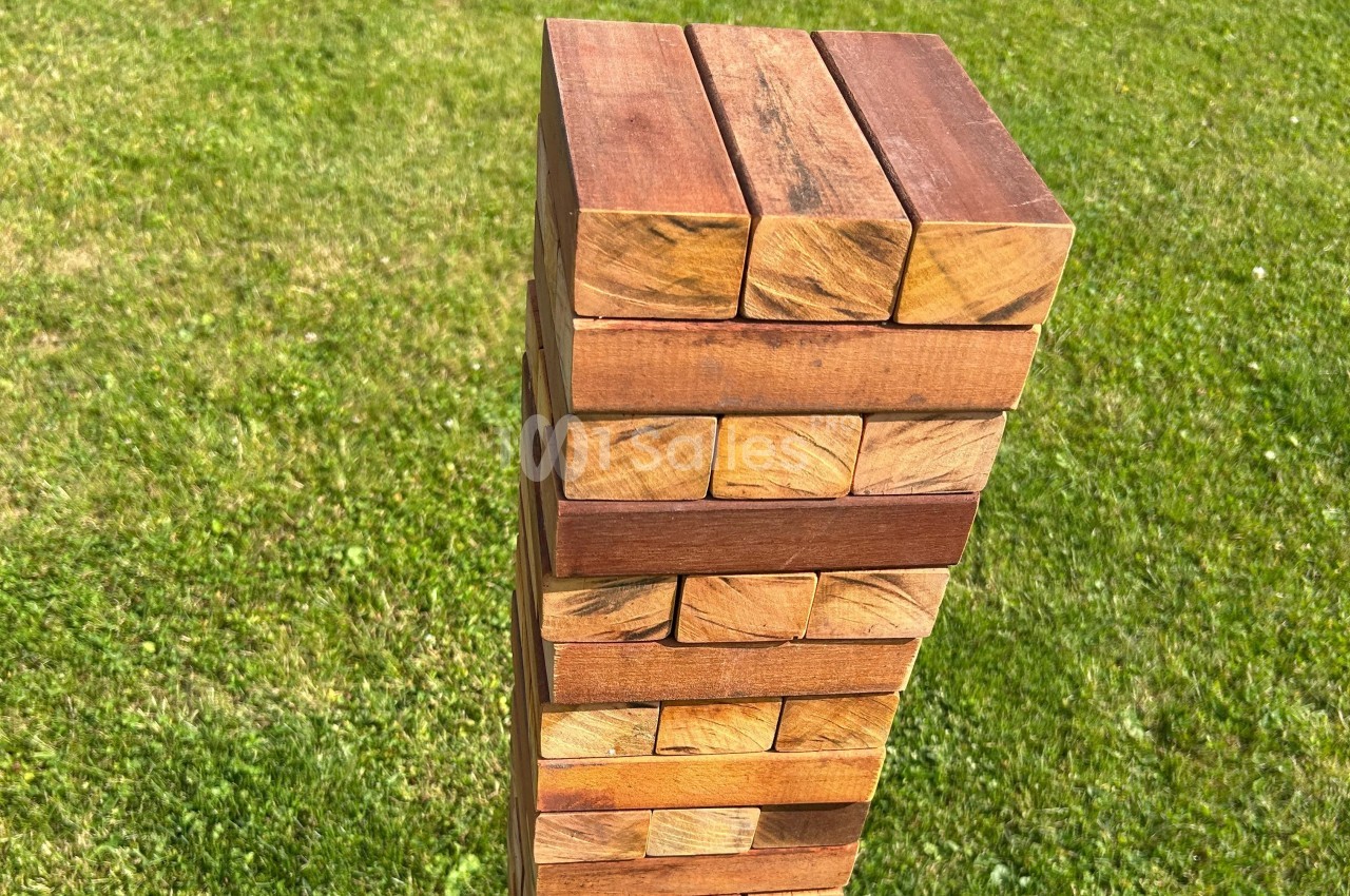 Tour de blocs en bois empilés sur une pelouse verte, vue rapprochée.