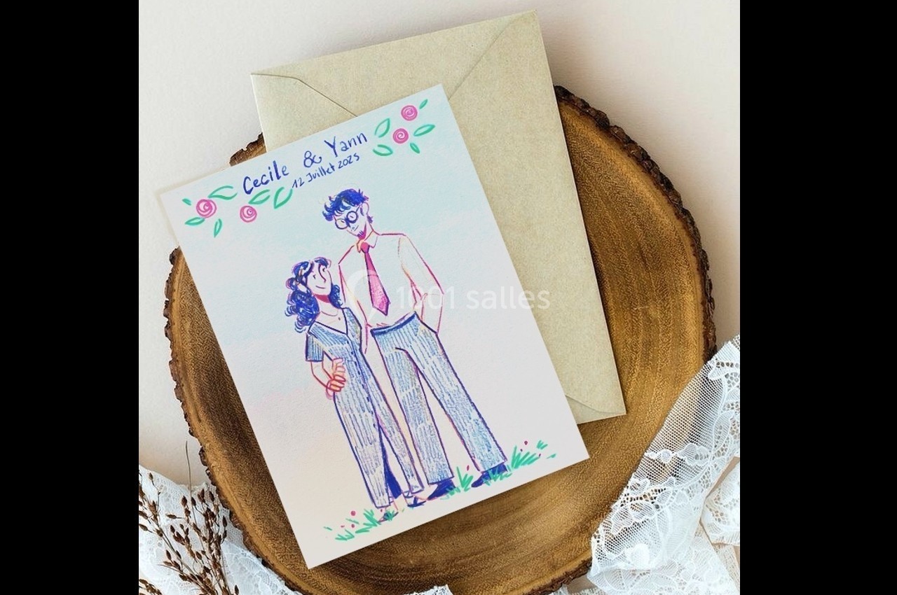 Illustration d'un faire-part de mariage avec un couple dessiné, posé sur une enveloppe et un support en bois.