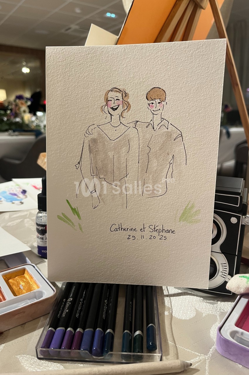 Illustration d'un couple souriant, entouré de fournitures d'art, avec leurs prénoms et une date inscrits en bas.
