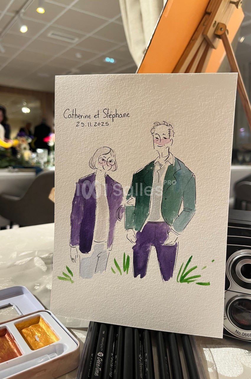 Illustration d'un couple debout, réalisée à l'aquarelle, posée sur une table avec des fournitures artistiques.