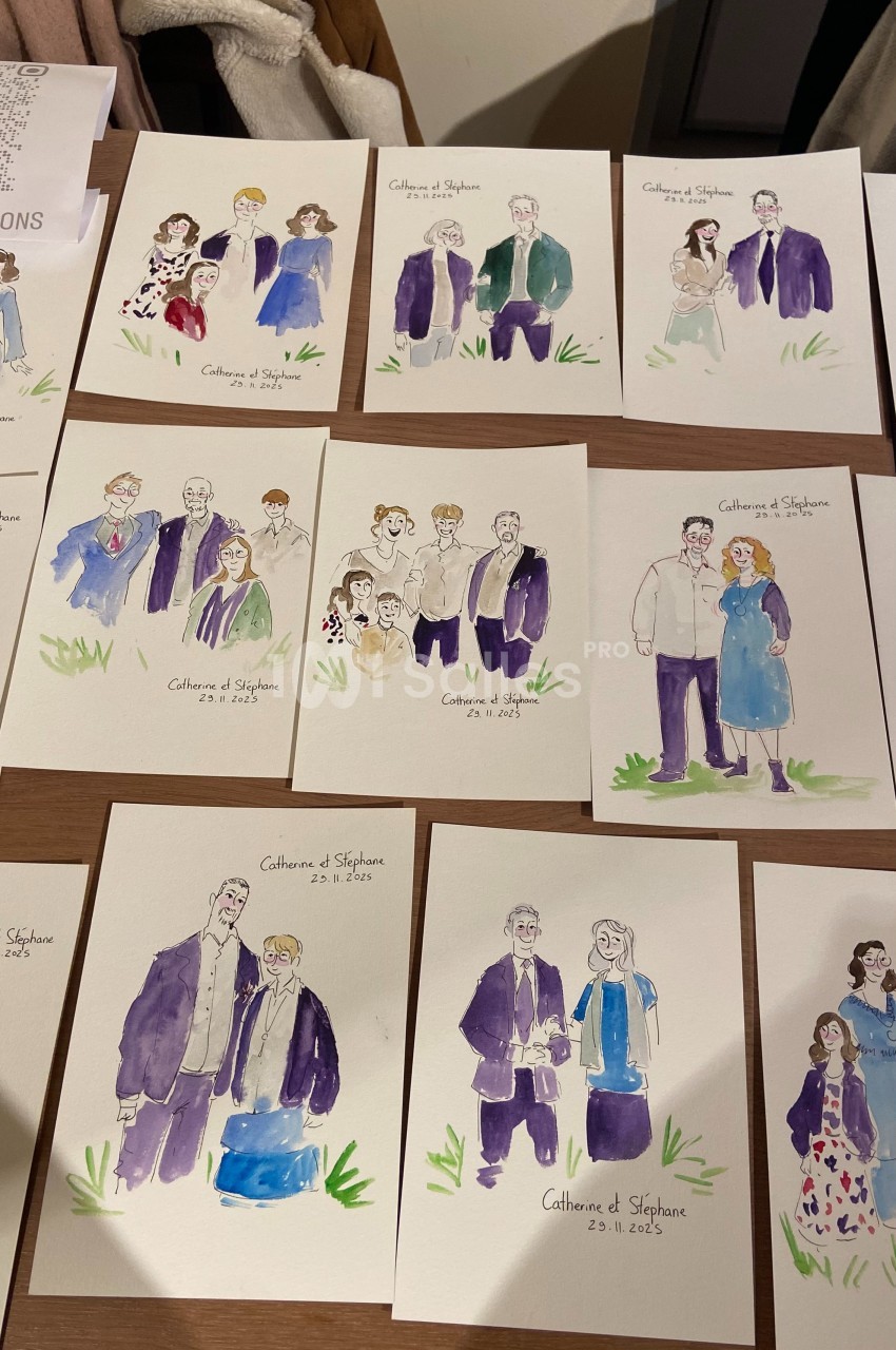 Illustrations colorées représentant des portraits de groupe et de couples, disposées sur une table en bois.