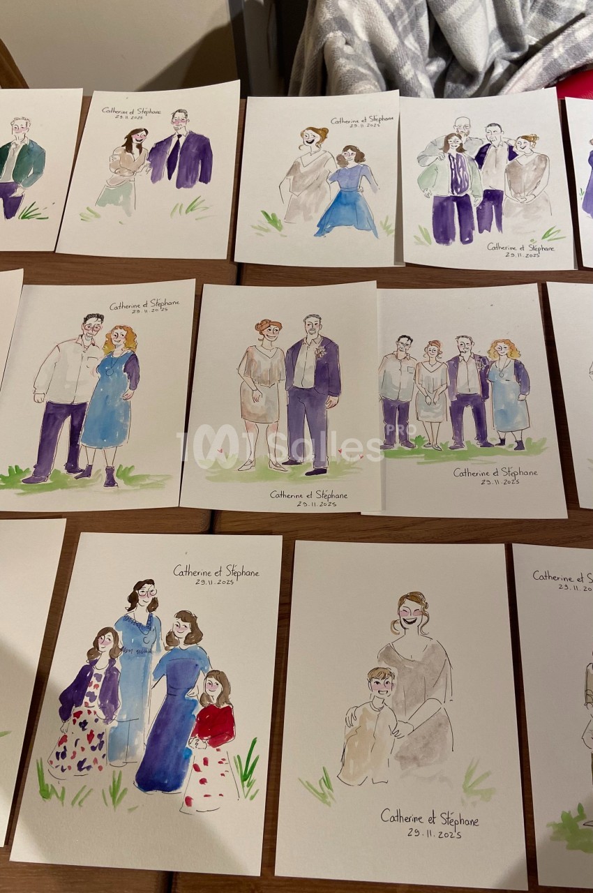 Illustrations aquarelles représentant des couples et des familles, disposées sur une table en bois.