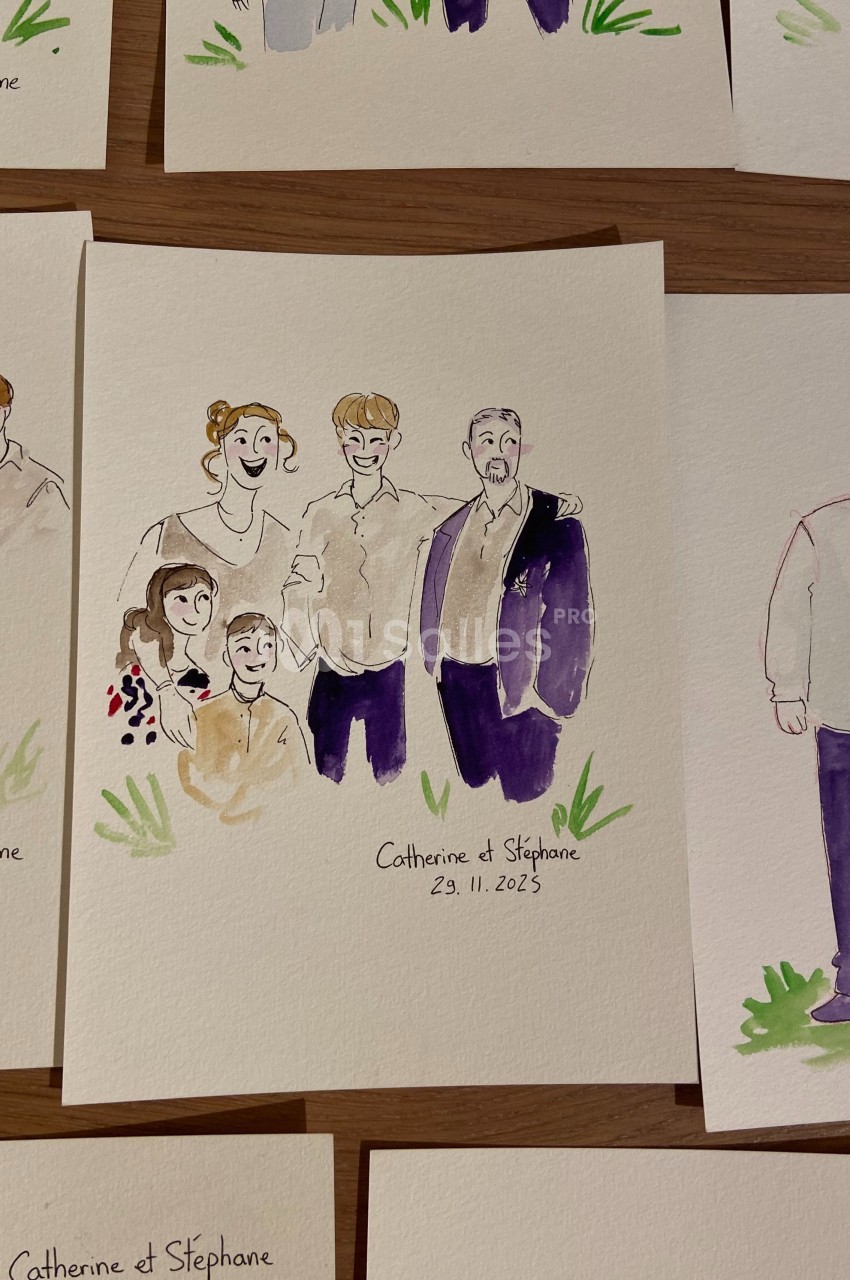 Illustration aquarelle représentant une famille souriante posant ensemble, avec des prénoms et une date inscrits en bas.