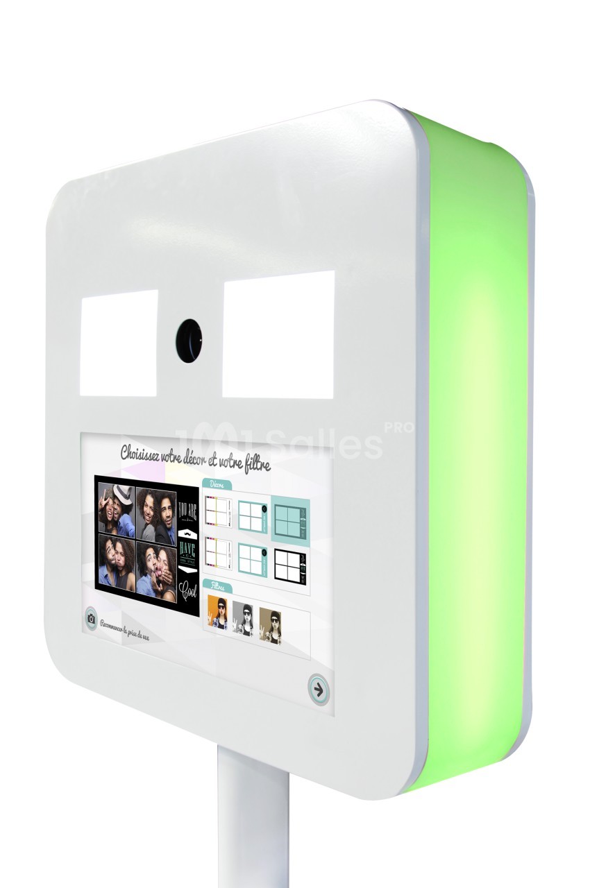Borne photo interactive avec écran tactile, éclairage LED vert et options de filtres affichées sur l'écran.