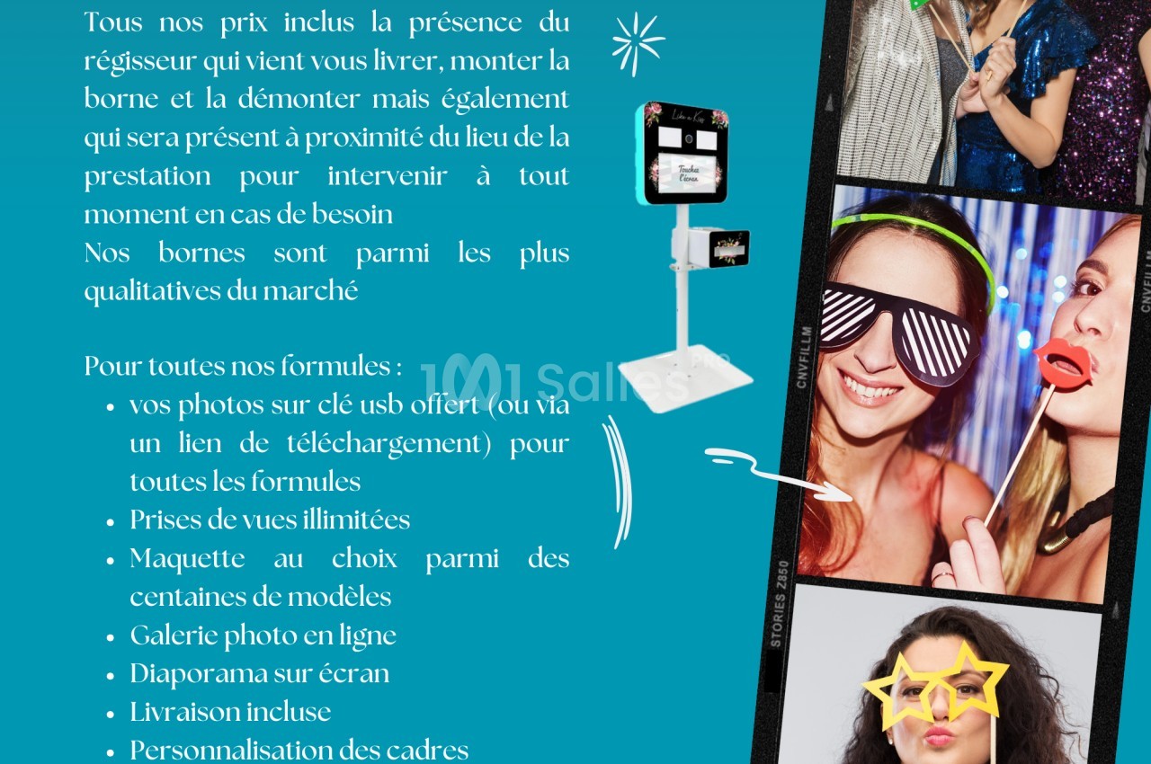 Des personnes souriantes posent avec des accessoires festifs devant une borne photo interactive en intérieur.