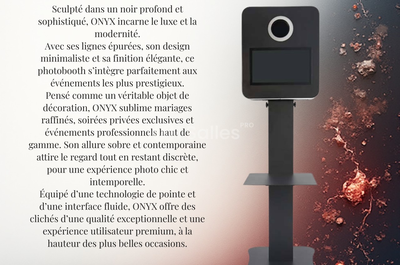 Photobooth noir au design minimaliste sur pied, avec un écran et un objectif intégré, présenté sur fond sombre et texturé.