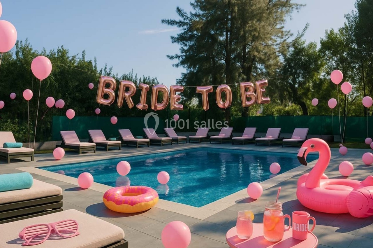 Piscine entourée de transats, décorée de ballons roses et d'une bannière ’Bride to Be’ pour une fête.