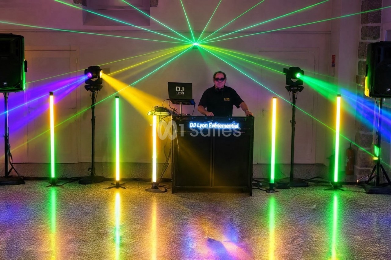 DJ à son pupitre face à des projecteurs laser multicolores - éclairage de scène évolutif.