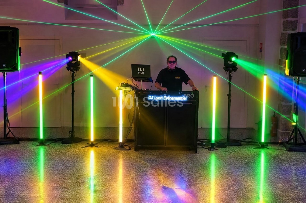 DJ à son pupitre face à des projecteurs laser multicolores - éclairage de scène évolutif.
