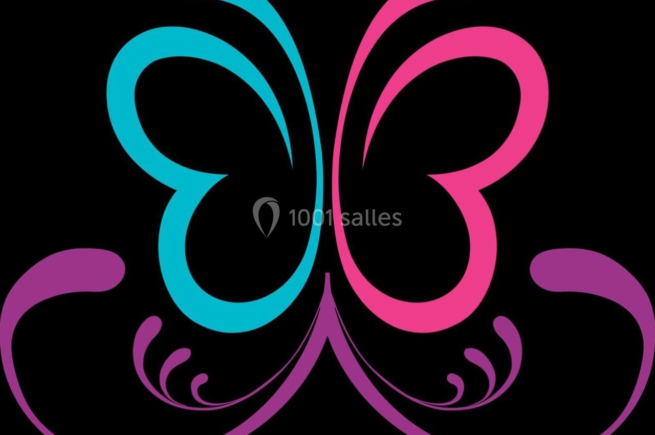 Illustration stylisée d'un papillon symétrique avec des ailes bleues et roses sur fond noir.