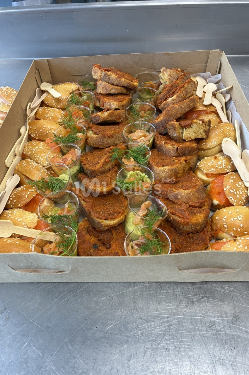Plateau de mini-burgers au saumon et verrines garnies, présenté avec des couverts en bois.