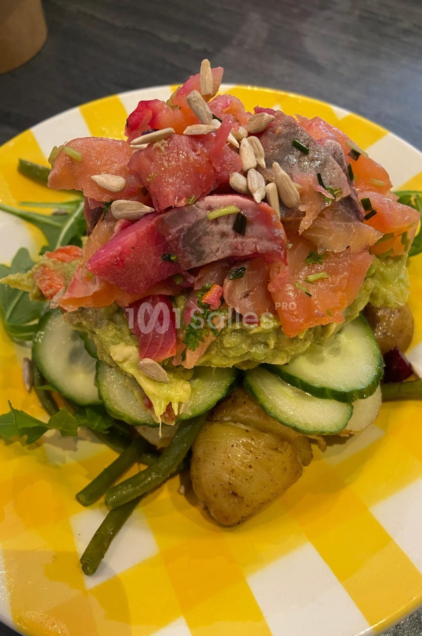 Assiette colorée avec légumes, pommes de terre, avocat, saumon fumé, betteraves et graines de tournesol.