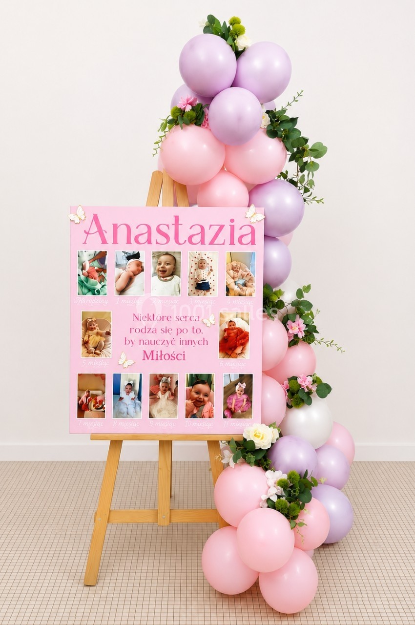 Panneau rose avec photos d'enfants sur chevalet, décoré de ballons pastel et de fleurs.
