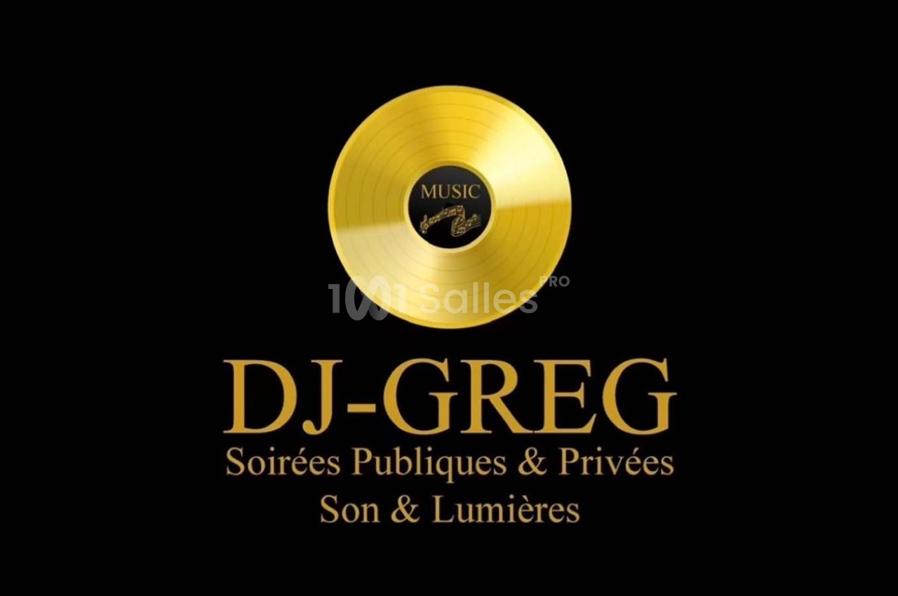 Logo doré avec un disque vinyle et le texte ’DJ-GREG, Soirées Publiques & Privées, Son & Lumières’ sur fond noir.