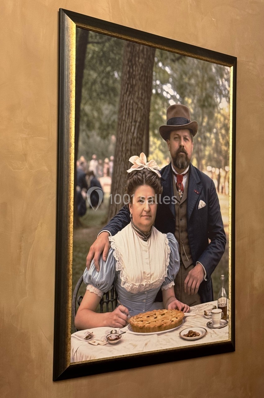 Portrait encadré d'un couple assis à une table en extérieur, avec une tarte et des assiettes devant eux.