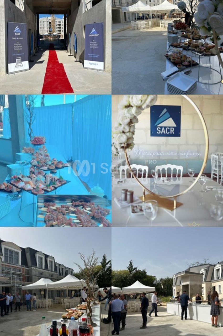 Événement en extérieur avec buffet, décoration élégante, tables dressées et espace sous tente dans un cadre urbain.