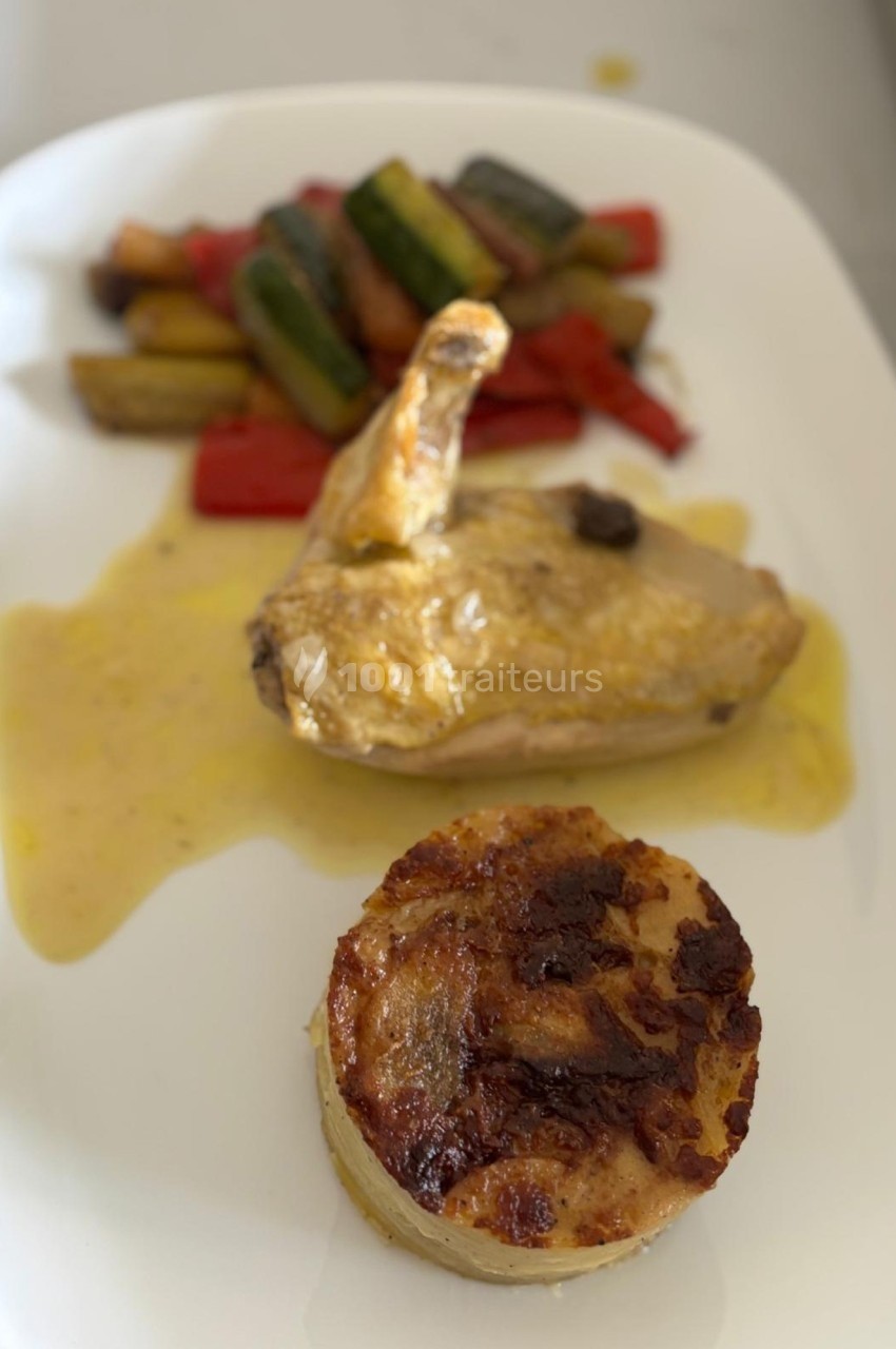 Assiette composée de poulet rôti, gratin de pommes de terre et légumes sautés, présentée avec une sauce.