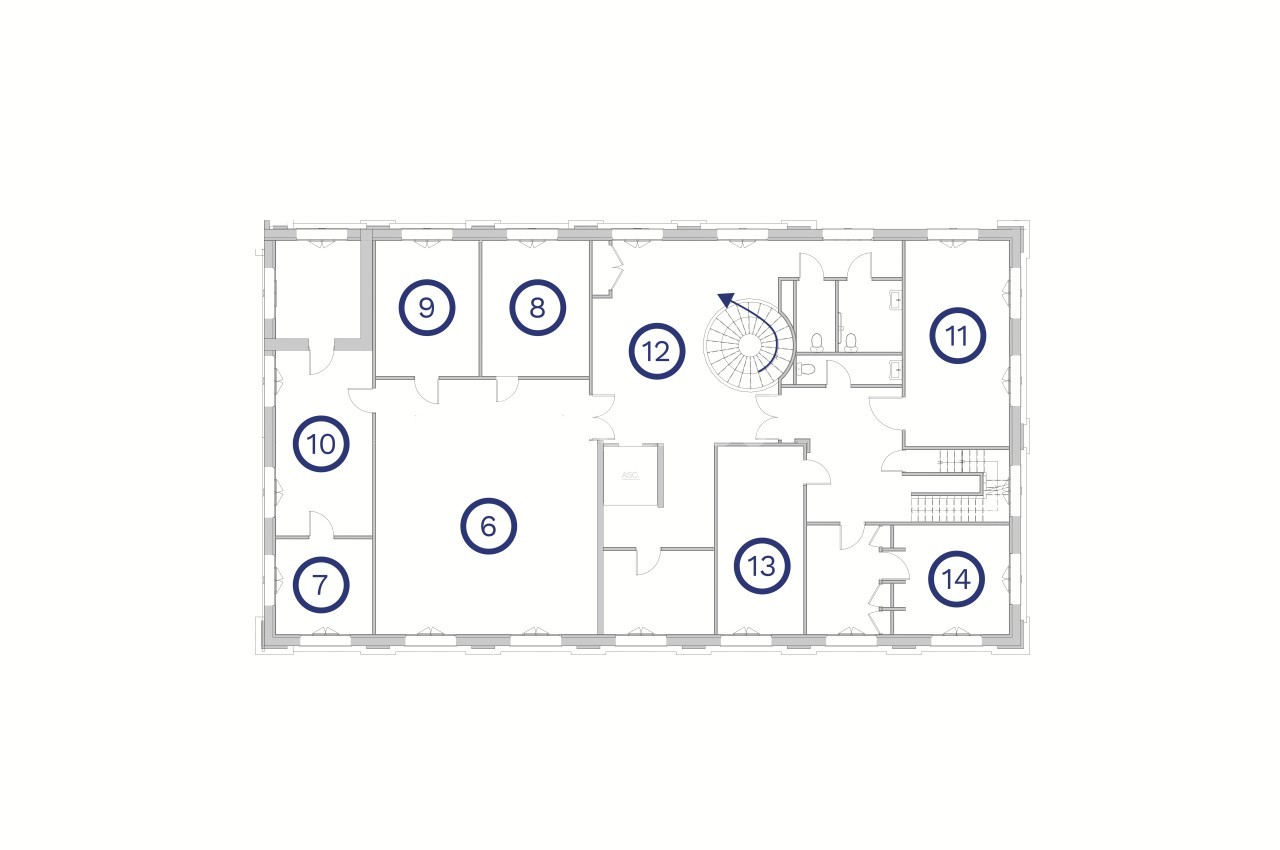 Plan d'étage avec numéros identifiant différentes pièces et un escalier en colimaçon au centre.