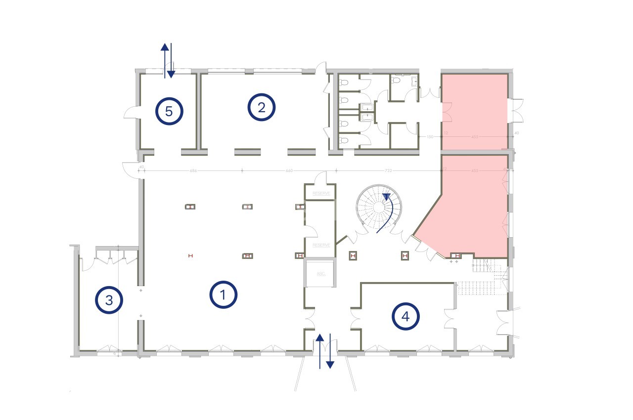 Plan d'étage avec numérotation des zones, escalier central et espaces délimités, incluant une zone en rose.