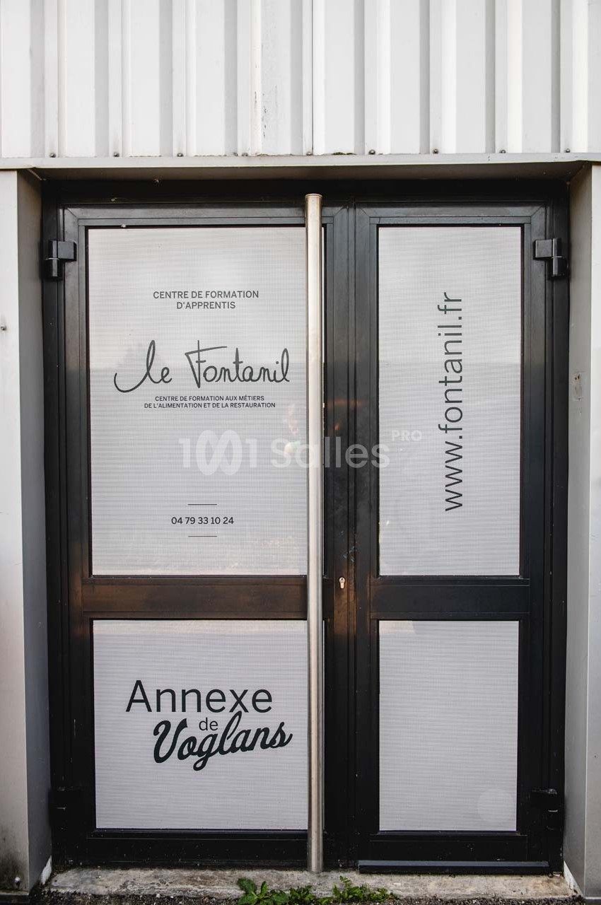 Porte vitrée avec inscriptions du centre de formation d'apprentis ’Le Fontanil’ et mention ’Annexe Voglans’.